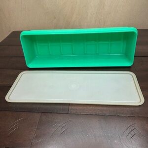 Tupperware Celery Keeper Vintage Jadeite Green with lid‎ that seals - no insert